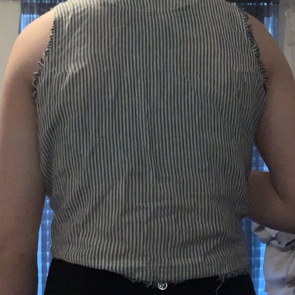 ⭐️NEW WITH TAGS navy and white cropped button down tank top - Picture 2 of 3